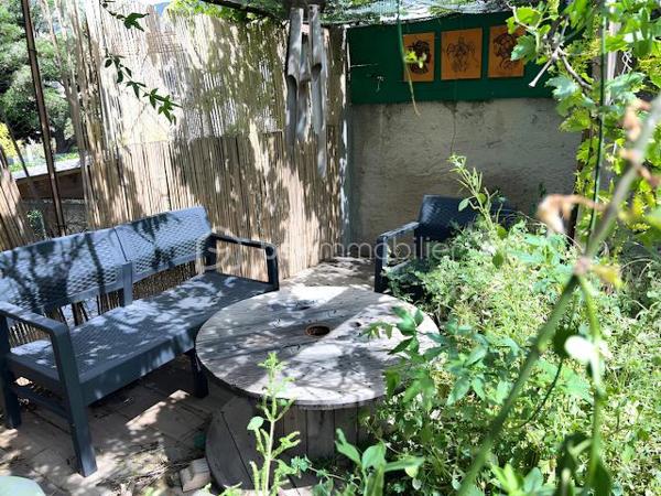 📍 Quartier de l'Aguillon - TOULON

De 590 000 € à 550 000 € !

Découvrez cette propriété pleine de potentiel de 126 m² habitables, divisée aujourd’hui en deux appartements indépendants, offrant de multiples possibilités : projet familial, investissement locatif ou résidence principale avec revenu complémentaire.

Un véritable havre de paix au rez-de-chaussée
Le premier appartement de 36 m² vous séduira par son atmosphère intimiste et apaisante. Il comprend :

✨ Un salon chaleureux avec tous les branchement nécessaires à l'arrivée d'une cuisine à votre goût !
✨ Une chambre en suite avec salle d’eau privative
✨ Un WC séparé
✨ Un accès indépendant par son propre portillon
✨ Un agréable jardin privatif

Le véritable coup de cœur ? Sa vue directe sur une charmante mare agrémentée de poissons rouges, au cœur d’un espace arboré et zen. Un cadre rare invitant à la détente et à la sérénité.

Un appartement lumineux et spacieux à l’étage
Le second logement de 90 m² offre de beaux volumes et une luminosité remarquable :

✨ Trois belles chambres
✨ Un vaste salon/salle à manger avec cheminée
✨ De grandes ouvertures laissant entrer généreusement la lumière naturelle
✨ Une belle hauteur sous plafond
✨ Une salle de bains avec baignoire
✨ Un WC indépendant
✨ Un placard d’entrée pratique

La cuisine, entièrement repeinte en blanc et baignée de lumière grâce à ses trois fenêtres, est volontairement laissée libre afin que les futurs propriétaires puissent l’aménager selon leurs envies et leur style.

Un potentiel supplémentaire à exploiter
La salle de bains donne accès à des combles sains et isolés bénéficiant d’une hauteur centrale d’environ 1,80 m, offrant de belles perspectives d’aménagement.

La cuisine permet également d’accéder à :

✔ Un garage-atelier de 30 m²
✔ Une laverie
✔ Un local de rangement

Soit près de 48 m² d’espaces annexes supplémentaires.

Un extérieur fonctionnel et recherché
Édifiée sur une parcelle d’environ 600 m², la propriété dispose :

🚗 D’un grand portail motorisé à alimentation solaire
🚗 D’un stationnement intérieur pouvant accueillir jusqu’à 4 véhicules
⚡ D’une prise P17 haute puissance de 4Kw pour véhicule électrique

Chaque appartement bénéficie de son propre accès indépendant.

Un emplacement privilégié
Située dans le très recherché quartier de l'Aguillon, vous profiterez d’un environnement calme tout en restant à quelques minutes seulement du centre-ville et des plages.

☀ Exposition Sud-Ouest idéale pour profiter d’une belle luminosité tout au long de la journée.

Les possibilités sont nombreuses :
🏡 Réunir facilement les deux niveaux pour créer une grande maison familiale.
💰 Louer les deux appartements.
💰 Occuper un logement tout en générant un revenu locatif avec le second.

Une opportunité rare sur le secteur !

📞 Contactez-moi au 07 45 05 29 94 dès maintenant pour organiser une visite et découvrir tout le potentiel de cette propriété !