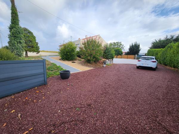 Magnils-Reigniers (85400) Maison rénovée en 2021 avec sous-sol et garage sur beau terrain clos et arboré