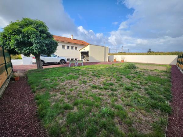 Magnils-Reigniers (85400) Maison rénovée en 2021 avec sous-sol et garage sur beau terrain clos et arboré