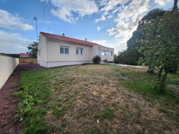 Magnils-Reigniers (85400) Maison rénovée en 2021 avec sous-sol et garage sur beau terrain clos et arboré