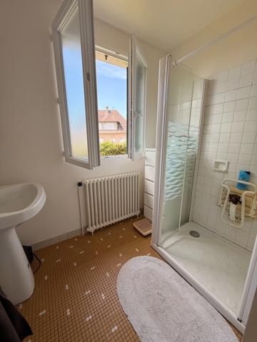 EN EXCLUSIVITE ! Pavillon de 95m² surélevé sur sous sol, rénové, sur terrain de 562m² 117 500 €