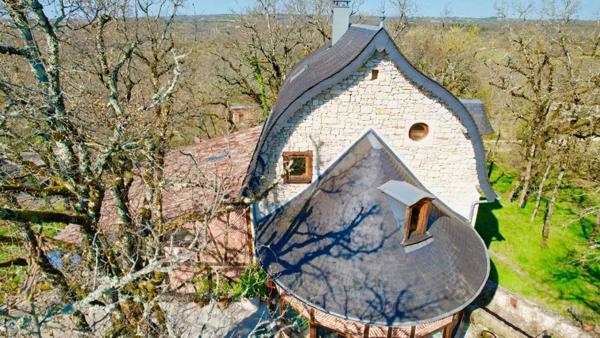 Propriété atypique sur un terrain de 8,5 ha - Piscine possible