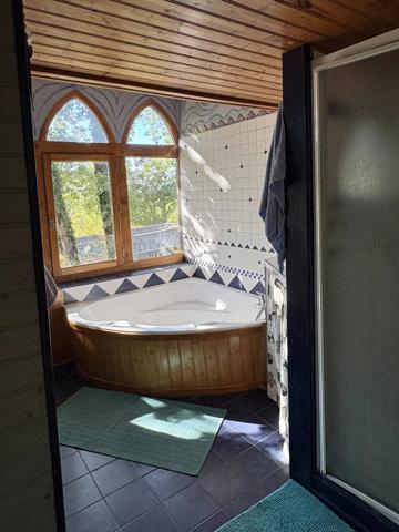 Propriété atypique sur un terrain de 8,5 ha - Piscine possible