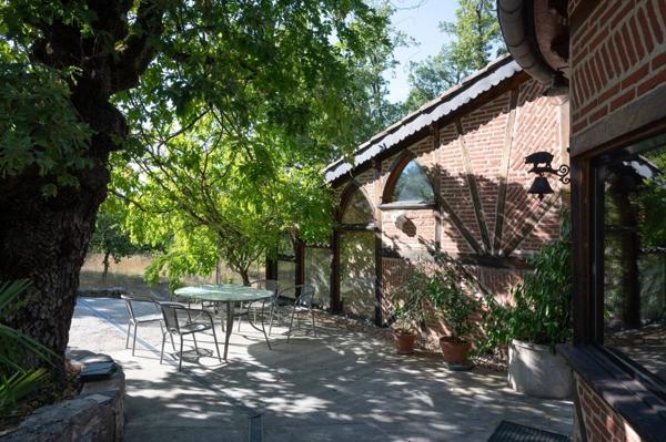 Propriété atypique sur un terrain de 8,5 ha - Piscine possible