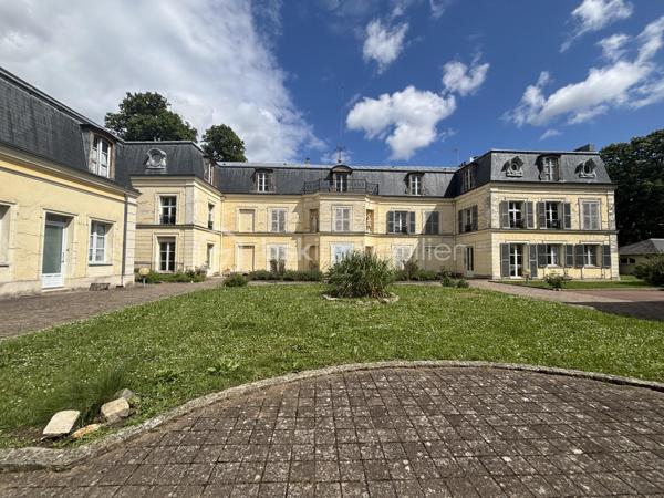 Au sein de la résidence du Château d'Orangis, résidence fermée et sécurisée au cœur d'un environnement  calme et verdoyant, ce bel appartement de 2 pièces offre un cadre de vie agréable à proximité immédiate des transports, des commerces et des établissements scolaires. 

Située au premier étage d'un immeuble de deux étages, ce bien bénéficie d'une belle hauteur sous plafond. 

Il se compose d'une vaste entrée desservant une belle pièce de vie avec cuisine ouverte d'environ 24m². Cet espace convivial profite d'une vue dégagée sur le parc du château, apportant une atmosphère paisible au quotidien. 

L'espace nuit comprend une chambre de plus de 10m² avec de nombreux rangements intégrés ainsi qu'une salle d'eau attenante. Des toilettes indépendantes complètent l'agencement fonctionnel de l'appartement.

Vous apprécierez le calme de la résidence et ses prestations complémentaires comprenant une place de parking privative et un local sécurisé pour les vélos.

Un bien idéal pour un premier achat ou un investissement locatif dans un secteur recherché.