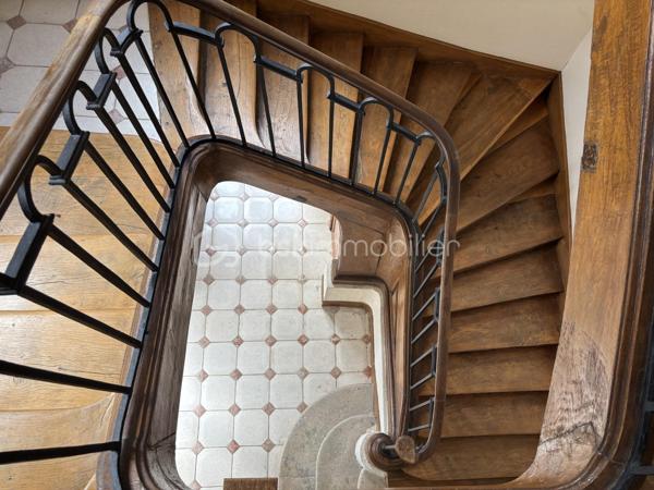 Au sein de la résidence du Château d'Orangis, résidence fermée et sécurisée au cœur d'un environnement  calme et verdoyant, ce bel appartement de 2 pièces offre un cadre de vie agréable à proximité immédiate des transports, des commerces et des établissements scolaires. 

Située au premier étage d'un immeuble de deux étages, ce bien bénéficie d'une belle hauteur sous plafond. 

Il se compose d'une vaste entrée desservant une belle pièce de vie avec cuisine ouverte d'environ 24m². Cet espace convivial profite d'une vue dégagée sur le parc du château, apportant une atmosphère paisible au quotidien. 

L'espace nuit comprend une chambre de plus de 10m² avec de nombreux rangements intégrés ainsi qu'une salle d'eau attenante. Des toilettes indépendantes complètent l'agencement fonctionnel de l'appartement.

Vous apprécierez le calme de la résidence et ses prestations complémentaires comprenant une place de parking privative et un local sécurisé pour les vélos.

Un bien idéal pour un premier achat ou un investissement locatif dans un secteur recherché.