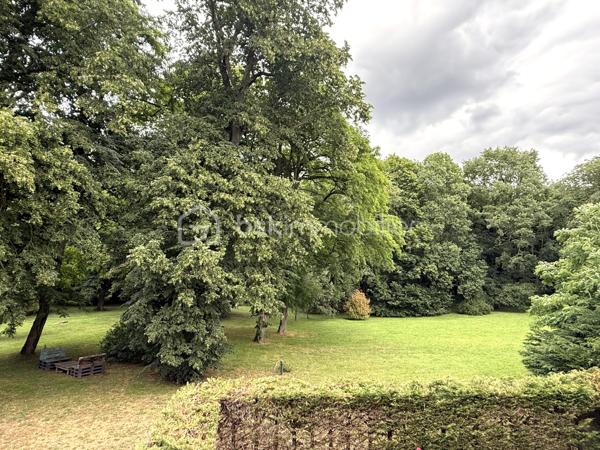 Au sein de la résidence du Château d'Orangis, résidence fermée et sécurisée au cœur d'un environnement  calme et verdoyant, ce bel appartement de 2 pièces offre un cadre de vie agréable à proximité immédiate des transports, des commerces et des établissements scolaires. 

Située au premier étage d'un immeuble de deux étages, ce bien bénéficie d'une belle hauteur sous plafond. 

Il se compose d'une vaste entrée desservant une belle pièce de vie avec cuisine ouverte d'environ 24m². Cet espace convivial profite d'une vue dégagée sur le parc du château, apportant une atmosphère paisible au quotidien. 

L'espace nuit comprend une chambre de plus de 10m² avec de nombreux rangements intégrés ainsi qu'une salle d'eau attenante. Des toilettes indépendantes complètent l'agencement fonctionnel de l'appartement.

Vous apprécierez le calme de la résidence et ses prestations complémentaires comprenant une place de parking privative et un local sécurisé pour les vélos.

Un bien idéal pour un premier achat ou un investissement locatif dans un secteur recherché.