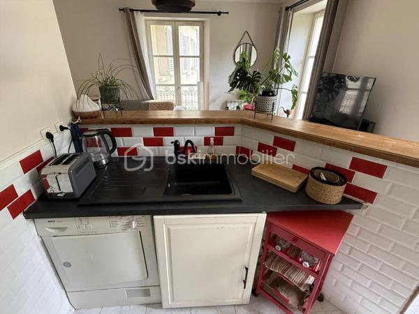 Au sein de la résidence du Château d'Orangis, résidence fermée et sécurisée au cœur d'un environnement  calme et verdoyant, ce bel appartement de 2 pièces offre un cadre de vie agréable à proximité immédiate des transports, des commerces et des établissements scolaires. 

Située au premier étage d'un immeuble de deux étages, ce bien bénéficie d'une belle hauteur sous plafond. 

Il se compose d'une vaste entrée desservant une belle pièce de vie avec cuisine ouverte d'environ 24m². Cet espace convivial profite d'une vue dégagée sur le parc du château, apportant une atmosphère paisible au quotidien. 

L'espace nuit comprend une chambre de plus de 10m² avec de nombreux rangements intégrés ainsi qu'une salle d'eau attenante. Des toilettes indépendantes complètent l'agencement fonctionnel de l'appartement.

Vous apprécierez le calme de la résidence et ses prestations complémentaires comprenant une place de parking privative et un local sécurisé pour les vélos.

Un bien idéal pour un premier achat ou un investissement locatif dans un secteur recherché.