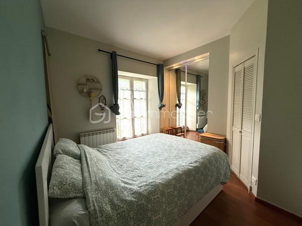 Au sein de la résidence du Château d'Orangis, résidence fermée et sécurisée au cœur d'un environnement  calme et verdoyant, ce bel appartement de 2 pièces offre un cadre de vie agréable à proximité immédiate des transports, des commerces et des établissements scolaires. 

Située au premier étage d'un immeuble de deux étages, ce bien bénéficie d'une belle hauteur sous plafond. 

Il se compose d'une vaste entrée desservant une belle pièce de vie avec cuisine ouverte d'environ 24m². Cet espace convivial profite d'une vue dégagée sur le parc du château, apportant une atmosphère paisible au quotidien. 

L'espace nuit comprend une chambre de plus de 10m² avec de nombreux rangements intégrés ainsi qu'une salle d'eau attenante. Des toilettes indépendantes complètent l'agencement fonctionnel de l'appartement.

Vous apprécierez le calme de la résidence et ses prestations complémentaires comprenant une place de parking privative et un local sécurisé pour les vélos.

Un bien idéal pour un premier achat ou un investissement locatif dans un secteur recherché.