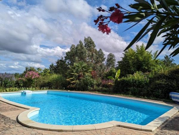 MAISON DE CHARME AVEC PISCINE - GRANGE - PARC - VUE SUR LA CAMPAGNE