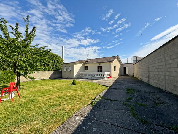 Maison de plein-pied, 3 dépendances, 6 box