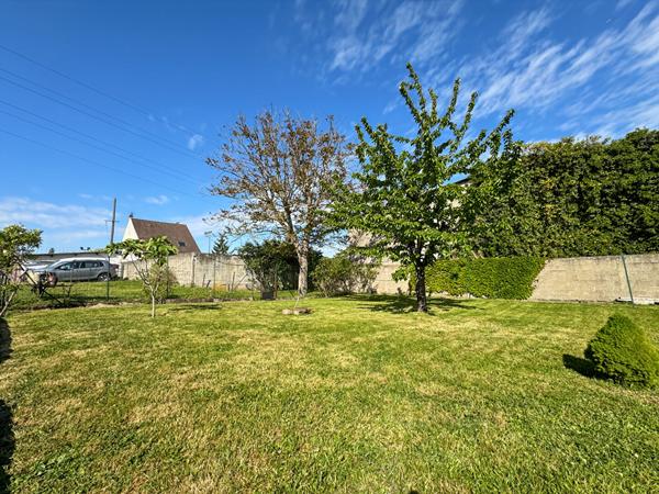 Maison de plein-pied, 3 dépendances, 6 box