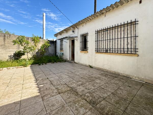 Maison de plein-pied, 3 dépendances, 6 box