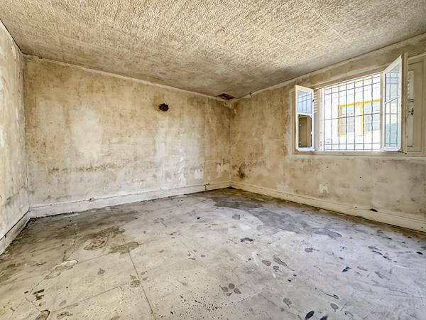 Maison de plein-pied, 3 dépendances, 6 box