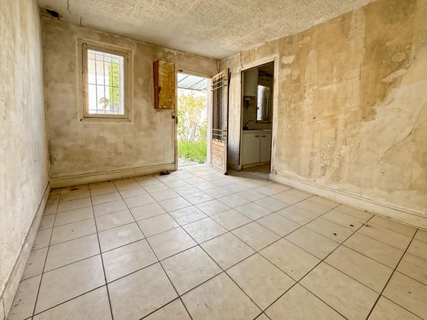 Maison de plein-pied, 3 dépendances, 6 box