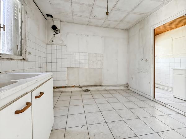 Maison de plein-pied, 3 dépendances, 6 box