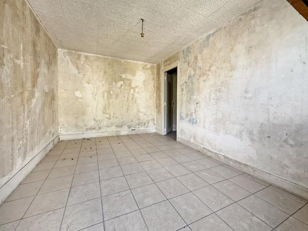 Maison de plein-pied, 3 dépendances, 6 box