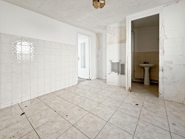 Maison de plein-pied, 3 dépendances, 6 box