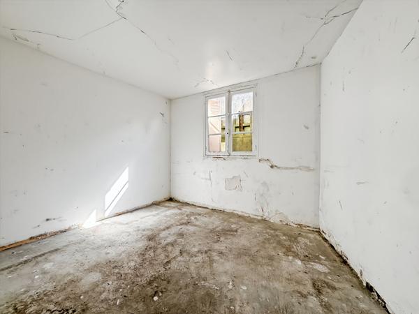 Maison de plein-pied, 3 dépendances, 6 box
