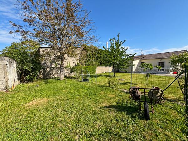 Maison de plein-pied, 3 dépendances, 6 box