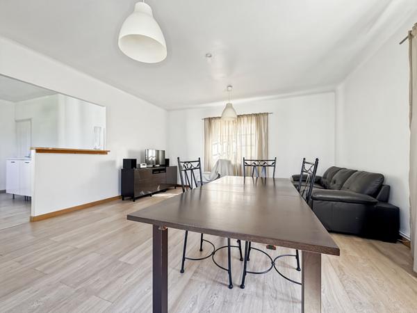 Maison de plein-pied, 3 dépendances, 6 box