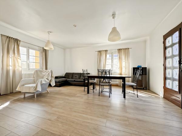 Maison de plein-pied, 3 dépendances, 6 box