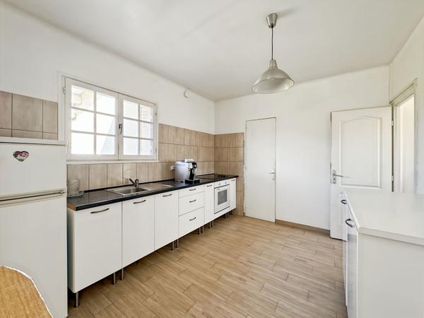 Maison de plein-pied, 3 dépendances, 6 box
