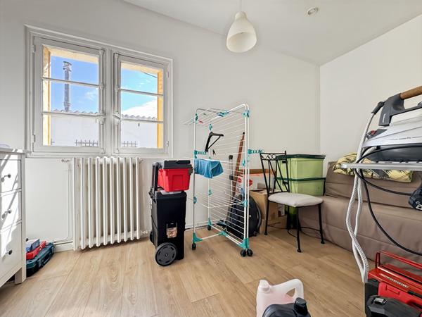 Maison de plein-pied, 3 dépendances, 6 box