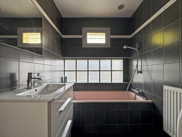 Maison de plein-pied, 3 dépendances, 6 box