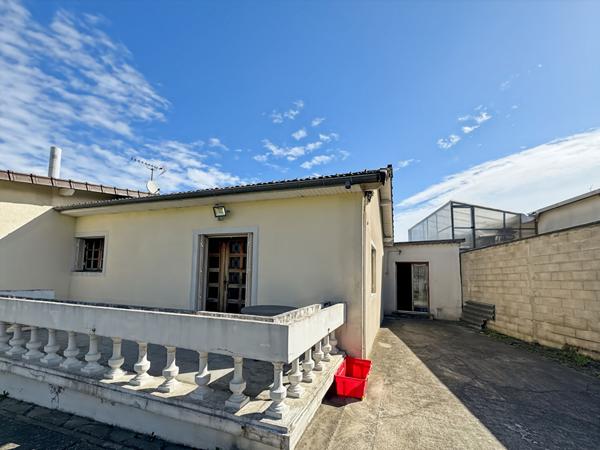 Maison de plein-pied, 3 dépendances, 6 box