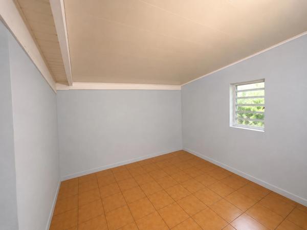 Case T3 à rénover ou terrain à bâtir de 280 m² avec vue mer – Terre Sainte, à 200 m de la plage
