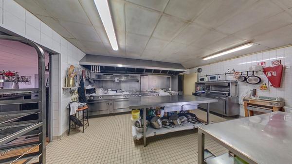 FDC restaurant professionnel 470 m2, parkings