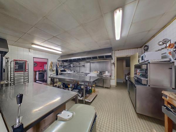 FDC restaurant professionnel 470 m2, parkings