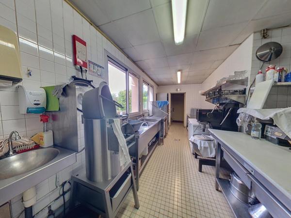 FDC restaurant professionnel 470 m2, parkings