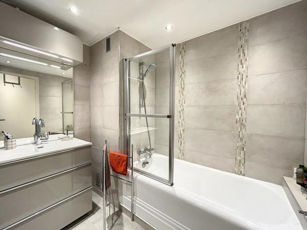 Vente                                                      Appartement
                        
                     3 pièces                      87 m2                     à Cannes