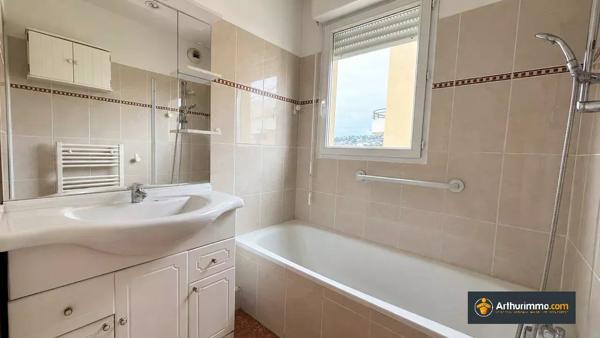Vente                                                      Appartement
                        
                     3 pièces                      65 m2                     à Nice