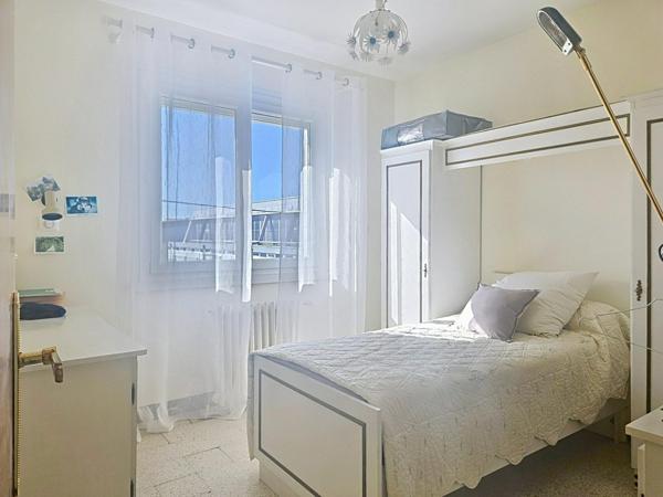 Quartier du stade à 10minutes de la plage au calme maison familiale avec grand garage et beau potentiel