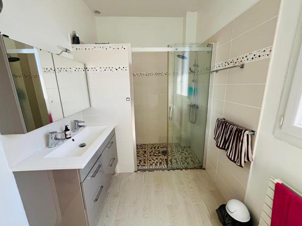 Belle maison rénovée avec cour, terrasse et garage