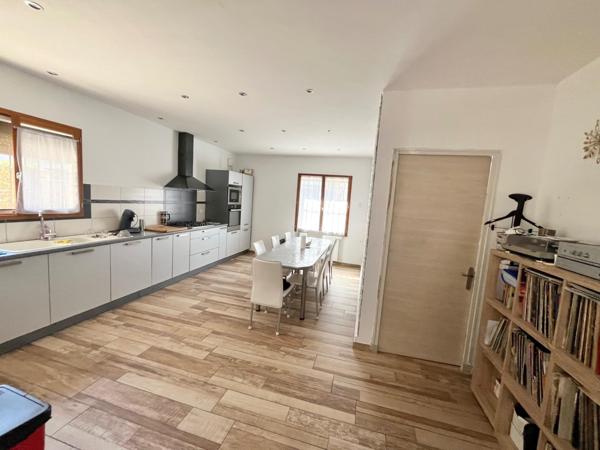 Belle maison rénovée avec cour, terrasse et garage