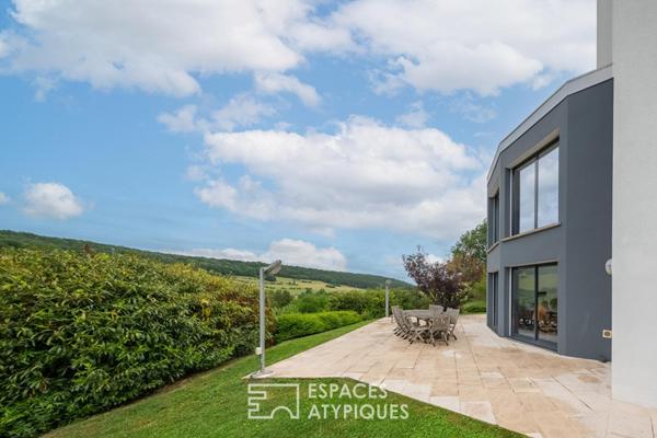 Lumière, design et sérénité : une réalisation d’architecte dans son écrin vert