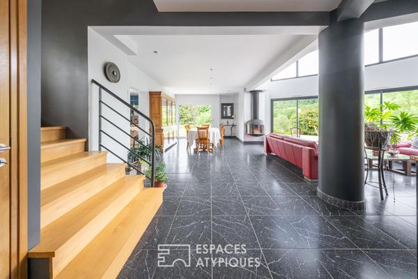 Lumière, design et sérénité : une réalisation d’architecte dans son écrin vert