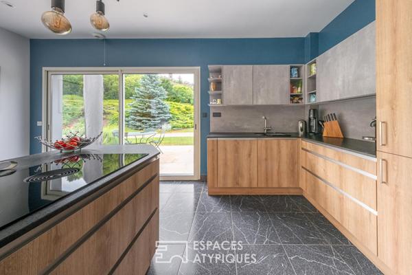 Lumière, design et sérénité : une réalisation d’architecte dans son écrin vert