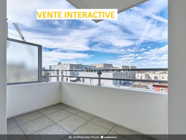 Alisson GREMBER vous présente en vente interactive ce beau 2 pièces de 50,50 m² Carrez, entièrement rénové en septembre 2025, situé au 5e étage sur 6 avec ascenseur, dans une résidence bien entretenue de 1993, au cœur du secteur de Maisons Neuves à Villeurbanne, à la limite de Lyon 3e.

OPEN HOUSE : VISITE LIBRE LE SAMEDI 17 OCTOBRE 2026 ENTRE 10H00 ET 13H00
Découvrez ce joli 2 pièces lumineux et sans vis-à-vis, de 50.5 m² carrez, situé au 5e étage sur 6 avec ascenseur, comprenant une entrée avec placard, un séjour spacieux orienté Sud-Ouest donnant sur un balcon avec vue dégagée sur Fourvière, une cuisine aménagée indépendante, une chambre avec placard, une salle de bain, WC indépendant.
Un garage fermé en sous-sol complète ce bien.
Location facile, aucune vacance locative, idéal pour jeune actif ou étudiant.
Proche transports : à 5 mn du tramway T6 St-Exupéry Jaurès et T3 Reconnaissance-Balzac, proche du TB12, à 15 mn à pied de la gare Part-Dieu.
Copropriété de 1993.
Charges de copropriété : 85 EUR / mois incluant notamment l'eau froide. 
Bien soumis au régime de la copropriété. Copropriété de 50 lots d’habitation. (Aucune procédure en cours) 
Taxe foncière : 969 EUR / an. DPE : C

ATOUTS : Belle copropriété, lumineux, calme, sans vis-à-vis, grand balcon, proche transports, commerces et écoles, accès rapide gare Part-Dieu.

Mise à prix : 168 000 EUR dont Honoraires d'agence 6750 EUR charge vendeurs. 

***** ESTIMATION GRATUITE ! Vous souhaitez VENDRE votre bien ? Faites-moi confiance pendant 1, 2 ou 3 mois. Solution de vente innovante en vente interactive ou en vente classique. BSK Immobilier - https://bskimmobilier.com/alisson-grember-11647 - https://alissongremberimmobilier.com/ 
Devenez apporteur d’affaires et gagnez 10% de la commission, téléchargez l’application MARECO, code parrain : 218802 – Alisson Grember.