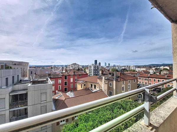 Alisson GREMBER vous présente en vente interactive ce beau 2 pièces de 50,50 m² Carrez, entièrement rénové en septembre 2025, situé au 5e étage sur 6 avec ascenseur, dans une résidence bien entretenue de 1993, au cœur du secteur de Maisons Neuves à Villeurbanne, à la limite de Lyon 3e.

OPEN HOUSE : VISITE LIBRE LE SAMEDI 17 OCTOBRE 2026 ENTRE 10H00 ET 13H00
Découvrez ce joli 2 pièces lumineux et sans vis-à-vis, de 50.5 m² carrez, situé au 5e étage sur 6 avec ascenseur, comprenant une entrée avec placard, un séjour spacieux orienté Sud-Ouest donnant sur un balcon avec vue dégagée sur Fourvière, une cuisine aménagée indépendante, une chambre avec placard, une salle de bain, WC indépendant.
Un garage fermé en sous-sol complète ce bien.
Location facile, aucune vacance locative, idéal pour jeune actif ou étudiant.
Proche transports : à 5 mn du tramway T6 St-Exupéry Jaurès et T3 Reconnaissance-Balzac, proche du TB12, à 15 mn à pied de la gare Part-Dieu.
Copropriété de 1993.
Charges de copropriété : 85 EUR / mois incluant notamment l'eau froide. 
Bien soumis au régime de la copropriété. Copropriété de 50 lots d’habitation. (Aucune procédure en cours) 
Taxe foncière : 969 EUR / an. DPE : C

ATOUTS : Belle copropriété, lumineux, calme, sans vis-à-vis, grand balcon, proche transports, commerces et écoles, accès rapide gare Part-Dieu.

Mise à prix : 168 000 EUR dont Honoraires d'agence 6750 EUR charge vendeurs. 

***** ESTIMATION GRATUITE ! Vous souhaitez VENDRE votre bien ? Faites-moi confiance pendant 1, 2 ou 3 mois. Solution de vente innovante en vente interactive ou en vente classique. BSK Immobilier - https://bskimmobilier.com/alisson-grember-11647 - https://alissongremberimmobilier.com/ 
Devenez apporteur d’affaires et gagnez 10% de la commission, téléchargez l’application MARECO, code parrain : 218802 – Alisson Grember.