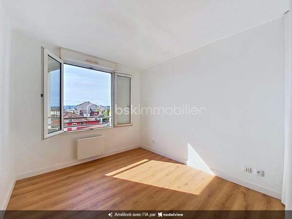 Alisson GREMBER vous présente en vente interactive ce beau 2 pièces de 50,50 m² Carrez, entièrement rénové en septembre 2025, situé au 5e étage sur 6 avec ascenseur, dans une résidence bien entretenue de 1993, au cœur du secteur de Maisons Neuves à Villeurbanne, à la limite de Lyon 3e.

OPEN HOUSE : VISITE LIBRE LE SAMEDI 17 OCTOBRE 2026 ENTRE 10H00 ET 13H00
Découvrez ce joli 2 pièces lumineux et sans vis-à-vis, de 50.5 m² carrez, situé au 5e étage sur 6 avec ascenseur, comprenant une entrée avec placard, un séjour spacieux orienté Sud-Ouest donnant sur un balcon avec vue dégagée sur Fourvière, une cuisine aménagée indépendante, une chambre avec placard, une salle de bain, WC indépendant.
Un garage fermé en sous-sol complète ce bien.
Location facile, aucune vacance locative, idéal pour jeune actif ou étudiant.
Proche transports : à 5 mn du tramway T6 St-Exupéry Jaurès et T3 Reconnaissance-Balzac, proche du TB12, à 15 mn à pied de la gare Part-Dieu.
Copropriété de 1993.
Charges de copropriété : 85 EUR / mois incluant notamment l'eau froide. 
Bien soumis au régime de la copropriété. Copropriété de 50 lots d’habitation. (Aucune procédure en cours) 
Taxe foncière : 969 EUR / an. DPE : C

ATOUTS : Belle copropriété, lumineux, calme, sans vis-à-vis, grand balcon, proche transports, commerces et écoles, accès rapide gare Part-Dieu.

Mise à prix : 168 000 EUR dont Honoraires d'agence 6750 EUR charge vendeurs. 

***** ESTIMATION GRATUITE ! Vous souhaitez VENDRE votre bien ? Faites-moi confiance pendant 1, 2 ou 3 mois. Solution de vente innovante en vente interactive ou en vente classique. BSK Immobilier - https://bskimmobilier.com/alisson-grember-11647 - https://alissongremberimmobilier.com/ 
Devenez apporteur d’affaires et gagnez 10% de la commission, téléchargez l’application MARECO, code parrain : 218802 – Alisson Grember.