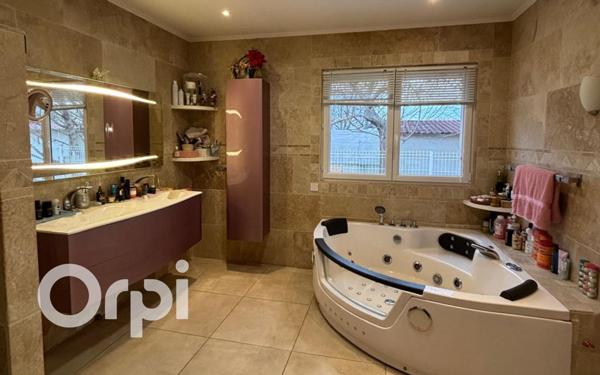 Maison à vendre    5 pièces •  Eyguières