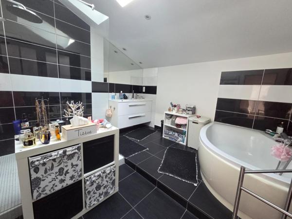 Maison 3 chambres et 2 bureaux terrasse garage