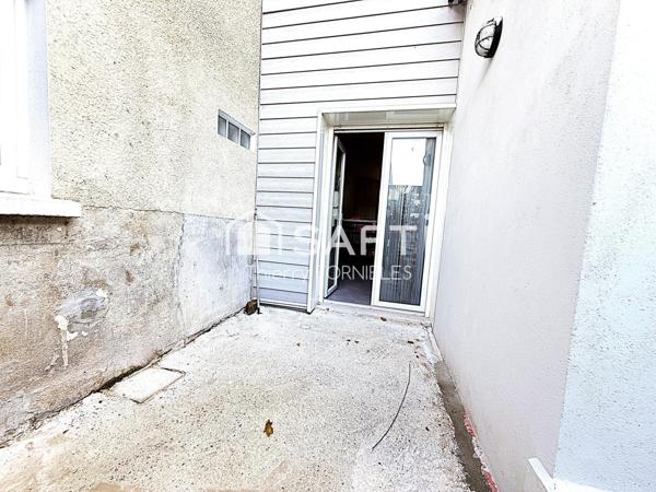 Petite maison de ville avec balcon et courette