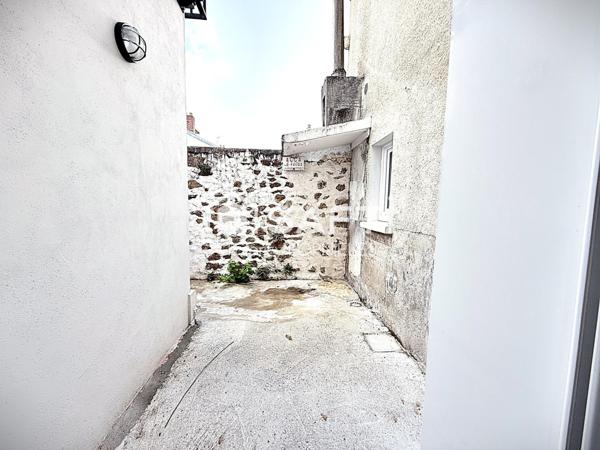 Petite maison de ville avec balcon et courette