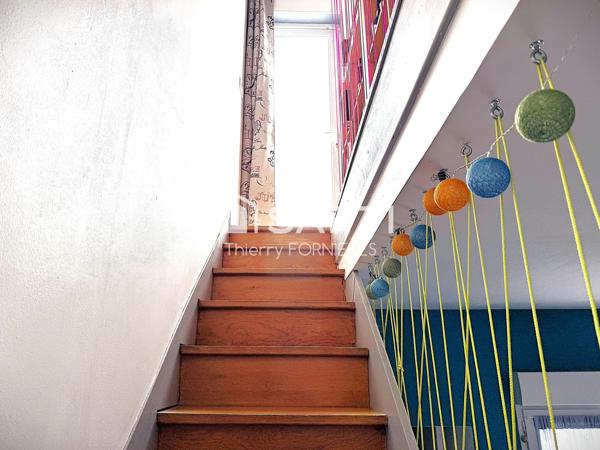 Petite maison de ville avec balcon et courette